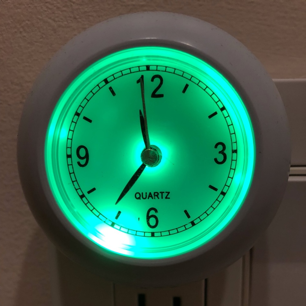 Socket Plug-in nightlight glow clock NIB